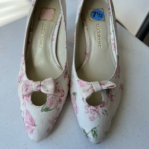Floral patterned kitten heel in a 7 1/2